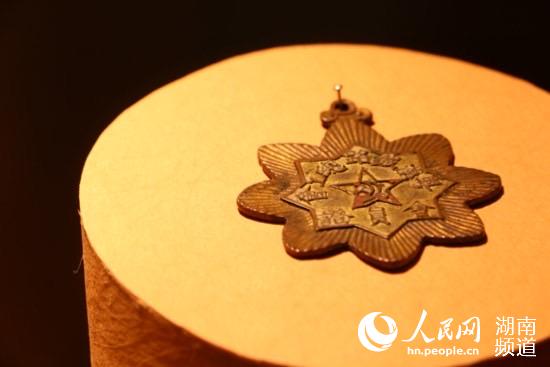 大革命時期粵漢鐵路總工會會員証章 。人民網 吳茜薇攝