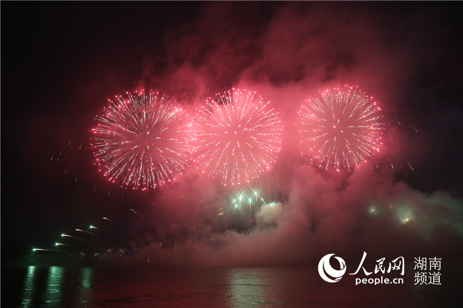 長沙慶祝中國共產黨成立100周年大型音樂焰火晚會。人民網 李芳森攝