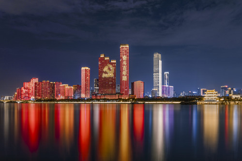 波光粼粼的湘江水面映出中国红。晟��摄