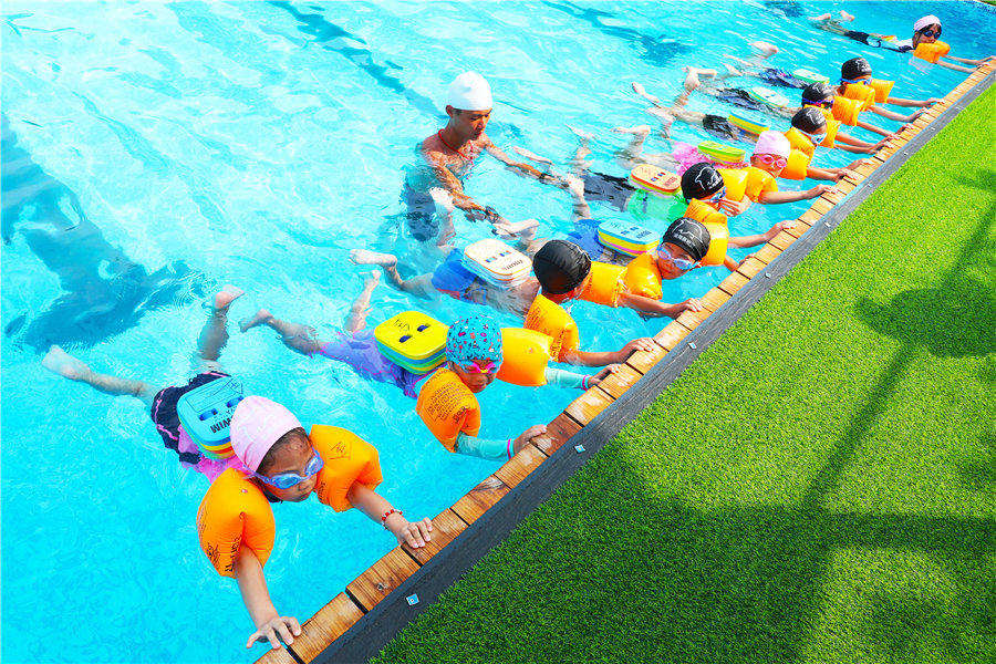 孩子们在防溺水志愿者的指导下学习游泳和防溺水技能。刘贵雄摄