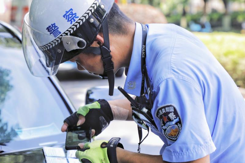 刘爱群正在处理交通事故。单位供图
