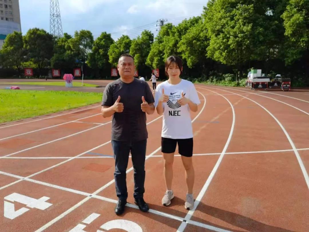 田徑教練朱有輝與馬蘇馨怡合照。單位供圖