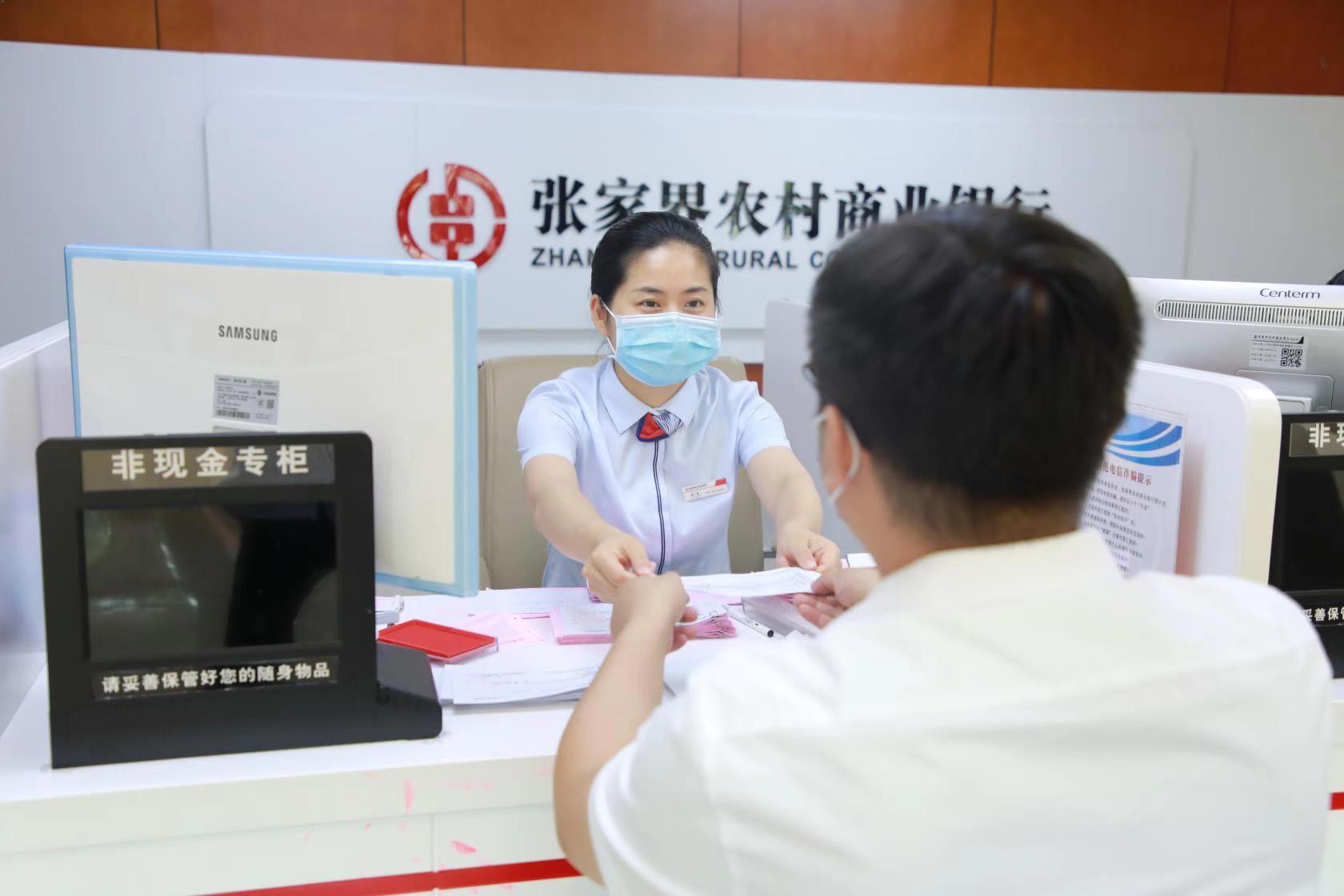 工作人员为涉旅企业办理退汇结算服务 单位供图