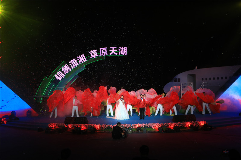 在一曲《湘南紅__郴之謠》演唱中，2021年湖南省（夏季）鄉村文化旅游節拉開帷幕。北湖區委宣傳部供圖