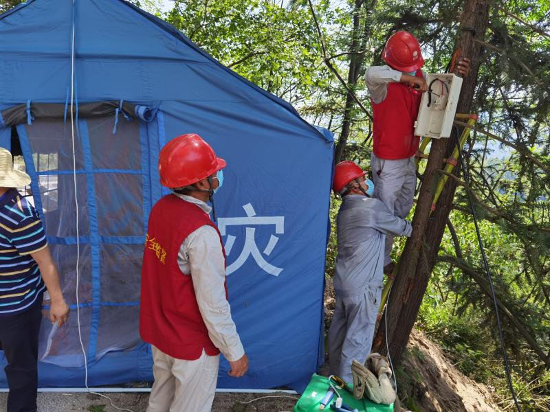 國網張家界供電公司新橋供電所共產黨員服務隊在新橋鎮疫情防控點裝表接線。張雲攝