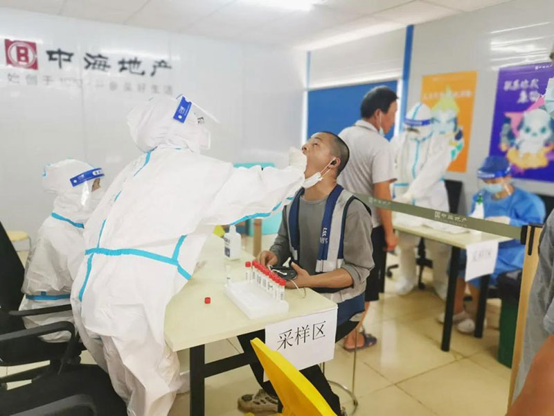 麓谷街道志願者馳援區項目工地核酸採樣一線，街道供圖。