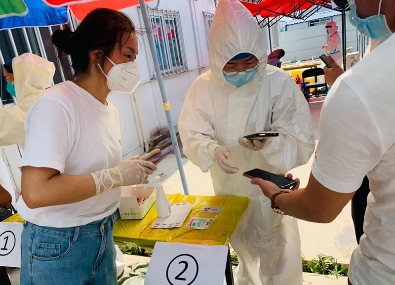 志願者馳援區項目工地核酸採樣一線。街道供圖。