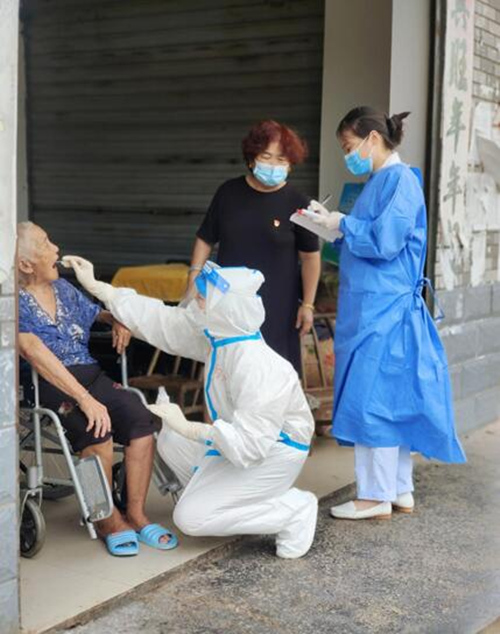 娄底支援张家界医疗队赴白族乡全员核酸采集。梅舒摄