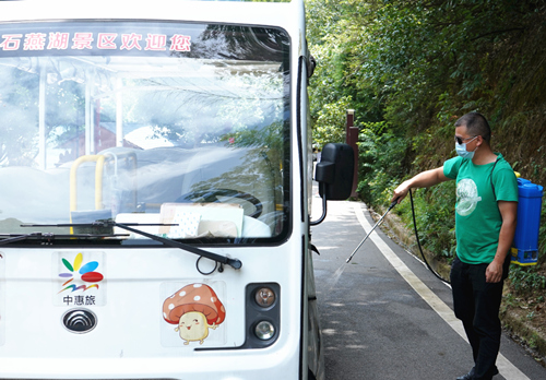 工作人員對游覽車進行消毒。鄧麗丹攝