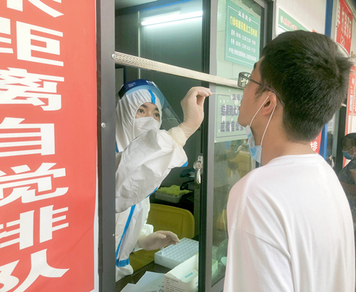 醫護人員在進行核酸監測。劉紫寒攝