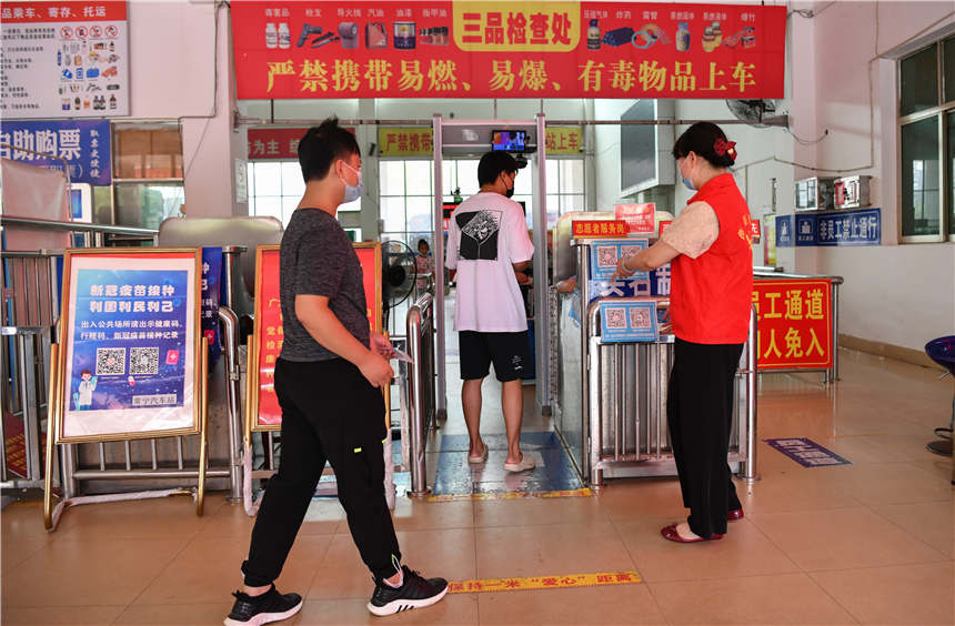 8月10日，在湖南省常寧市蓮花車站，志願者提醒旅客掃碼進站。周秀魚春攝