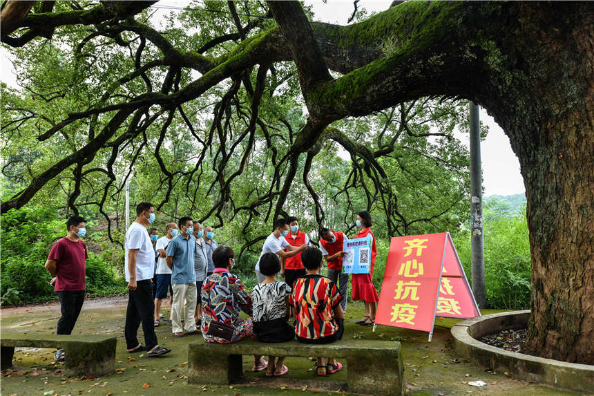 8月10日，在湖南省常寧市曲潭街道祿福村，志願者在進行防疫抗疫宣傳。周秀魚春攝