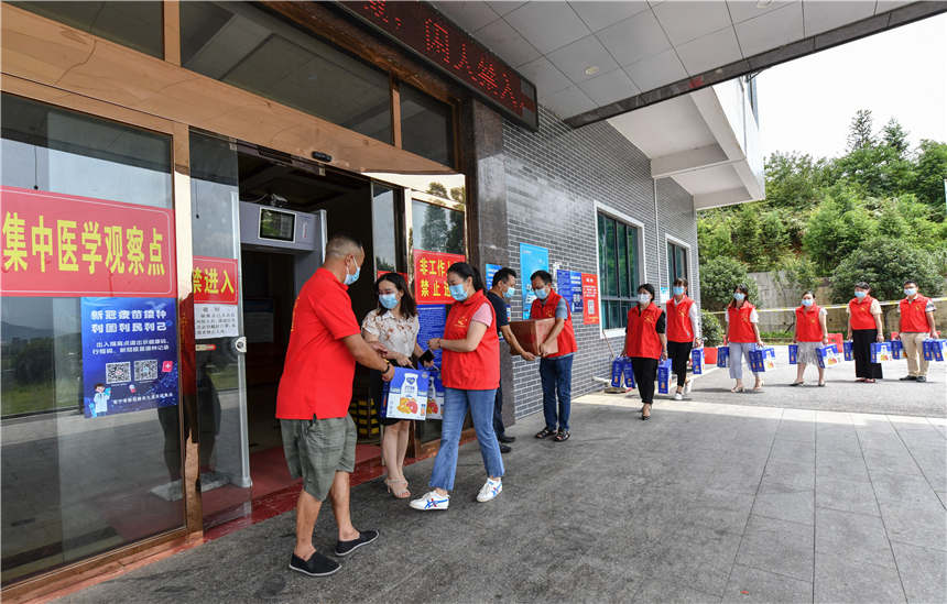8月10日，在湖南省常寧市廟前鎮一集中醫學觀察點，志願者為被集中醫學觀察對象送去慰問物資。周秀魚春攝