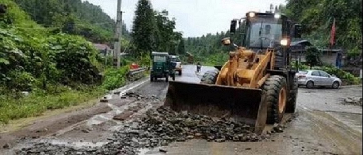 永顺县公路建设养护中心组织人员、机械清理塌方。单位供图