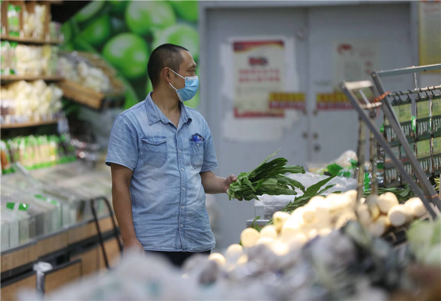 在武陵源區一家超市，市民在選購蔬菜。吳勇兵攝