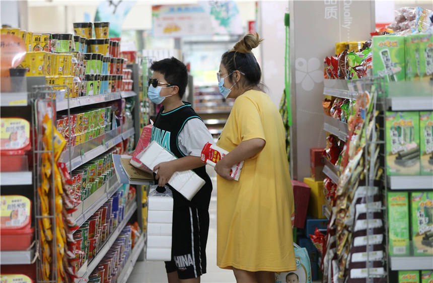 8月22日，在張家界市武陵源區一家超市，市民在選購商品。吳勇兵攝