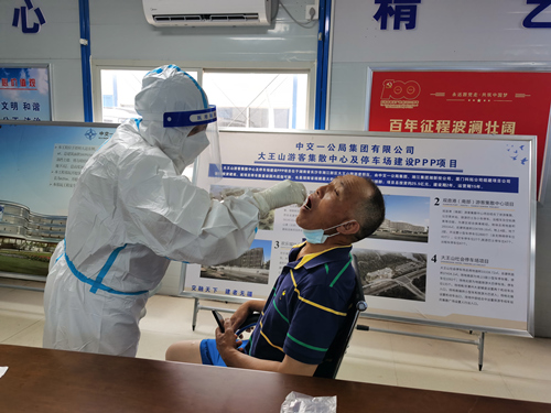 1、医护人员正在对项目工地工作人员进行核酸检测。刘娟摄