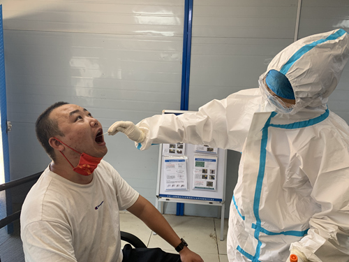 医护人员正在对项目工地工作人员进行核酸检测。刘娟摄