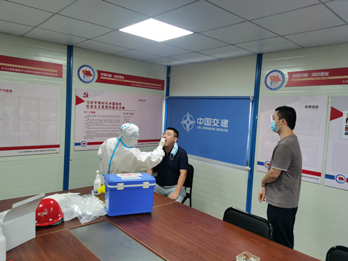 2、医护人员正在对项目工地工作人员进行核酸检测。刘娟摄
