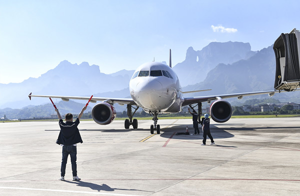 8月30日上午，從杭州飛來的首個進港航班吉祥航HO1819在張家界機場平穩落地。邵穎攝