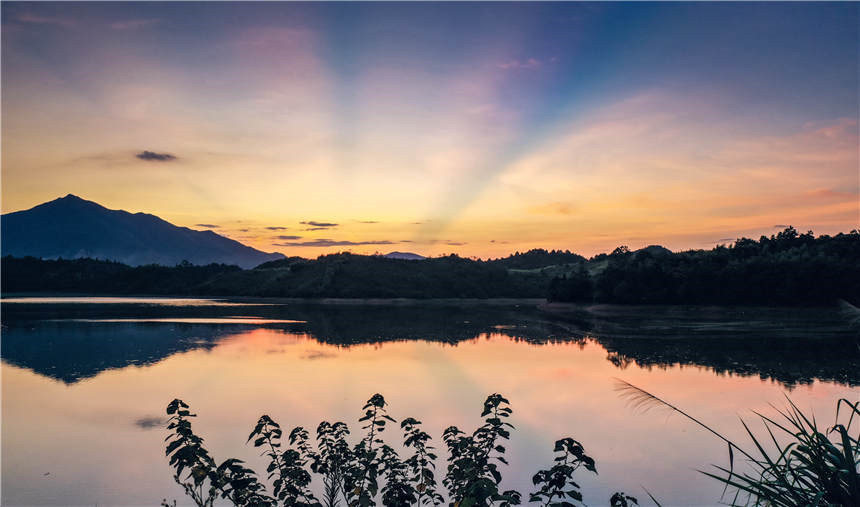 湖南省永州市藍山縣白鸕洞水庫，如鏡的湖水倒映著彩霞，美不勝收。彭華攝