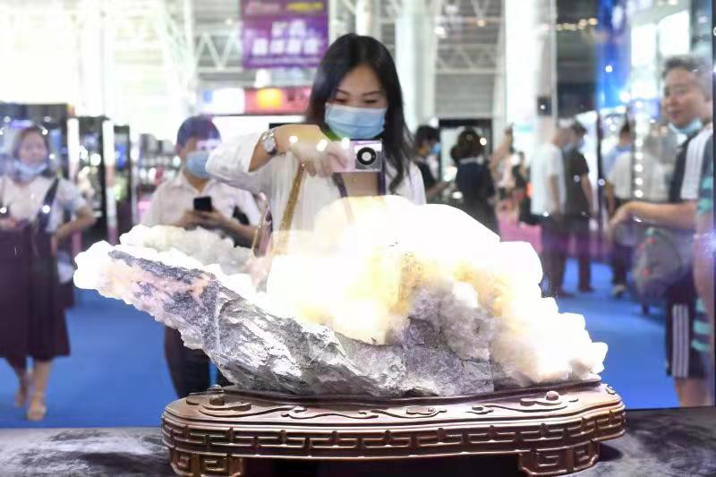 市民在拍摄矿物宝石留念。曹高林摄