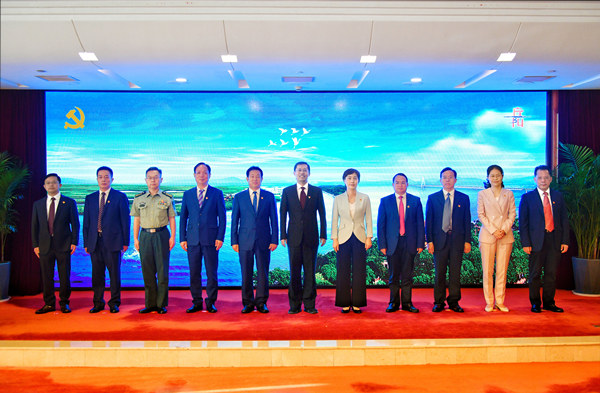 9月29日下午，新一届中共岳阳市委常委媒体见面会举行。李敏摄