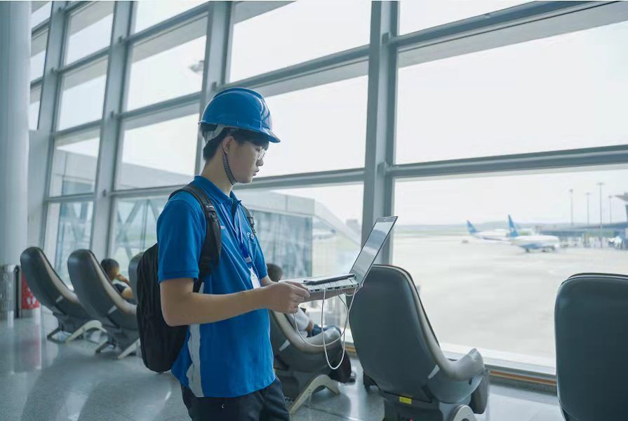 中國電信長沙分公司網優人員在黃花機場進行網絡測試和優化。康璀攝