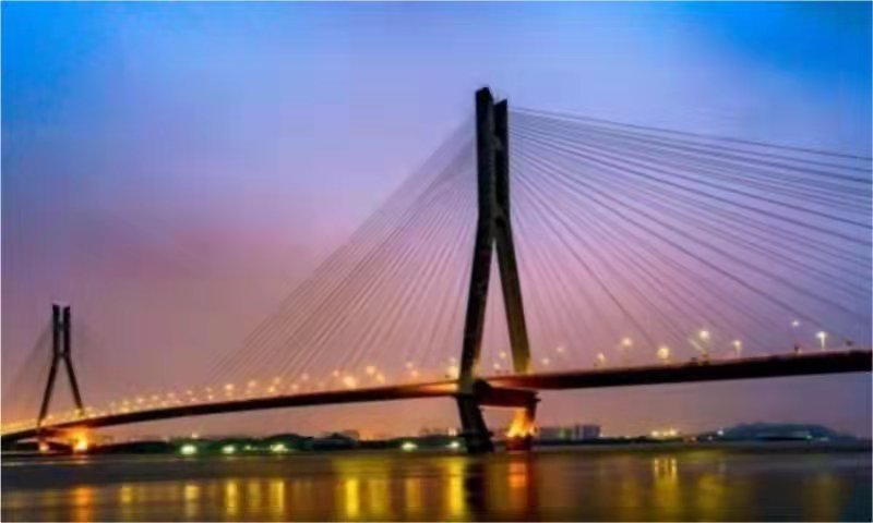 2001年3月，湖南路橋承建的南京長江第二大橋竣工通車，享有國內第一大斜拉橋、世界第一大鋼斜拉橋之譽。（單位供圖）