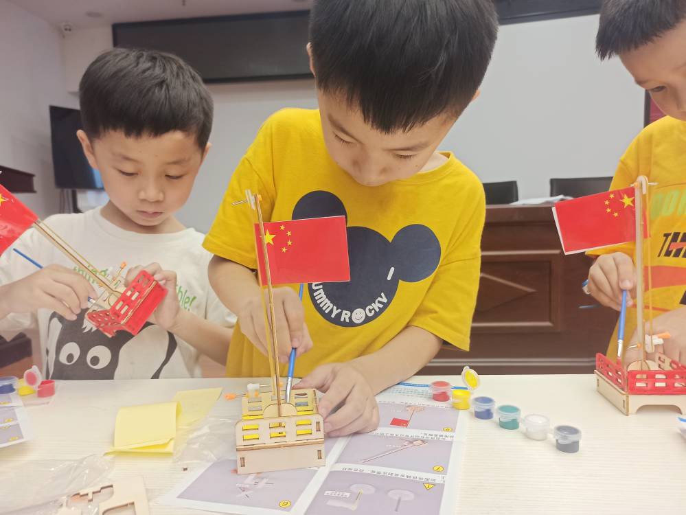 仰天湖社区为引导孩子们亲手制作小国旗,从小培养爱国精神 。受访单位供图
