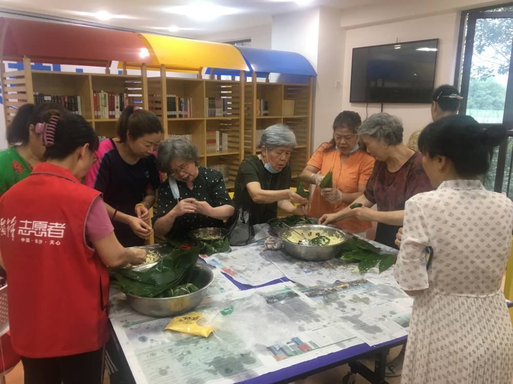 南站社区端午节组织独居老人包粽子。受访单位供图
