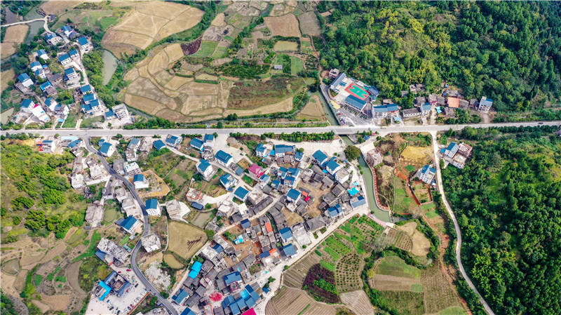鄉間路網縱橫交錯,村庄洋樓錯落有致。鐘偉鋒攝