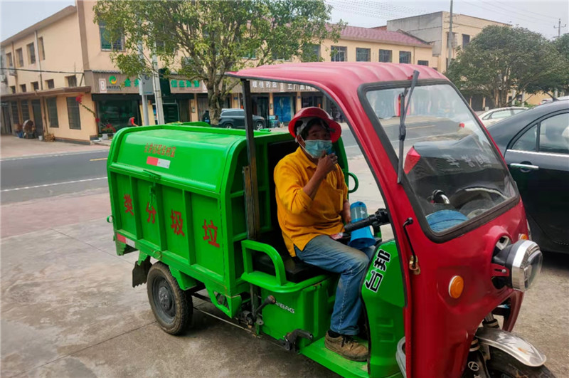 金井鎮組級環保員開著環保車輛宣傳防疫知識。單位供圖