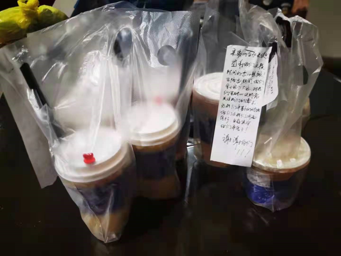 隔離人員陳女士送給隔離點醫護人員的奶茶。受訪者供圖