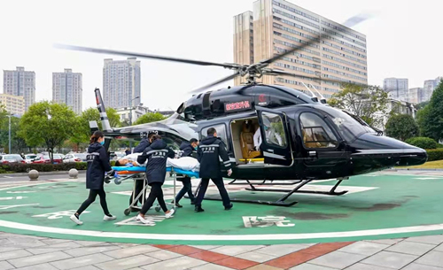 患者正借助直升机进行转诊救治。受访单位供图
