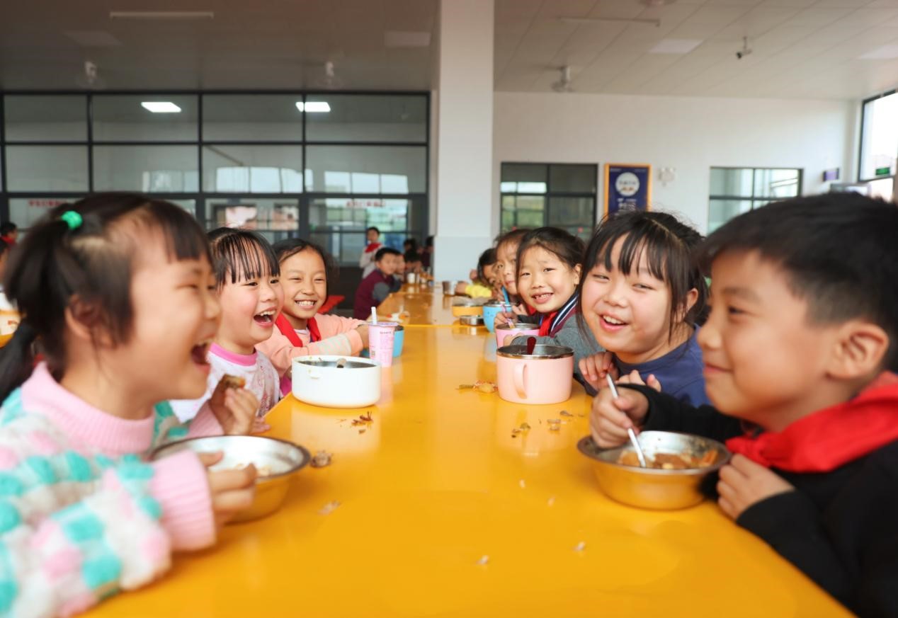食堂里洋溢着欢声笑语。李根摄