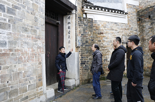 講解員龍上保在給游客介紹新田縣龍家大院楹聯文化。鐘偉鋒 攝