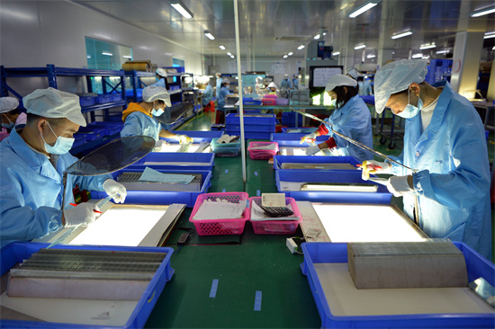 株洲晶彩電子公司的工人們在生產車間進行生產。李健攝