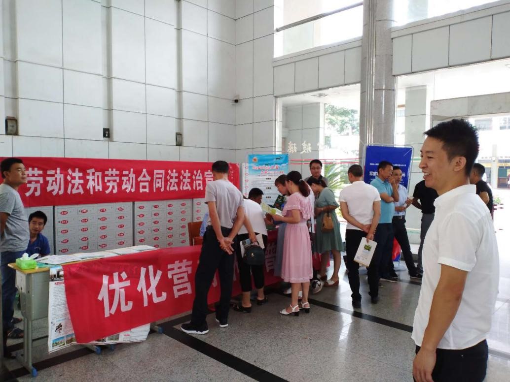 开展涉企法律法规宣传。北盛镇供图