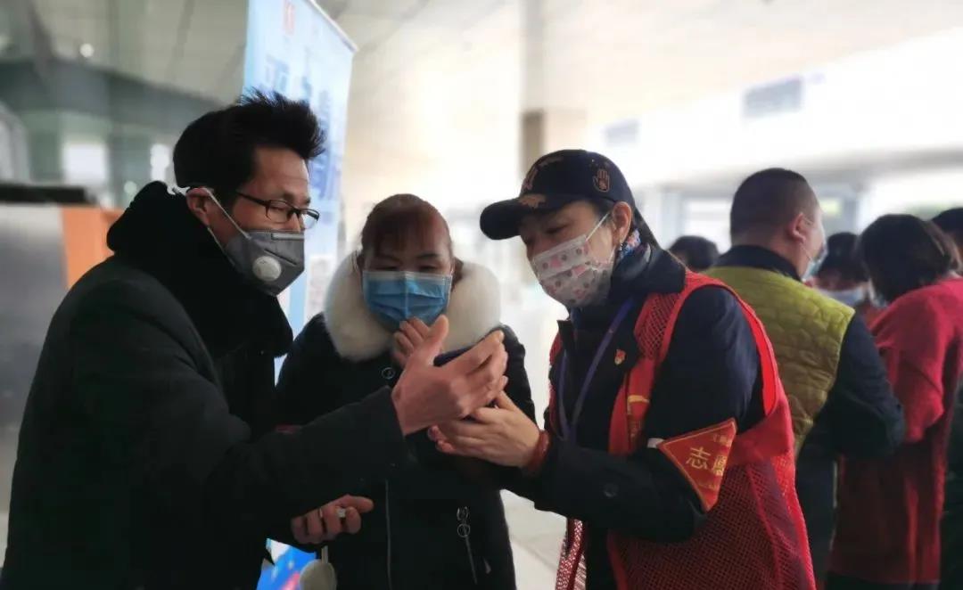 工作人員檢查防疫碼。單位供圖