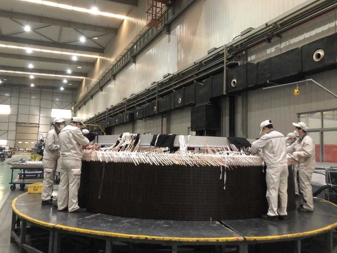中車株洲電機員工正在組裝生產。實習生何彪攝