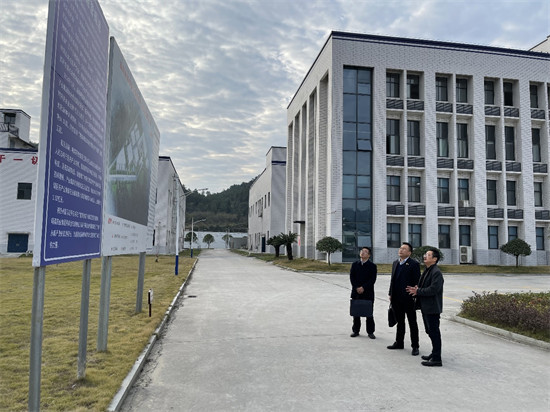 中国建设银行湘西州分行主要负责人走访了解客户需求。企业供图