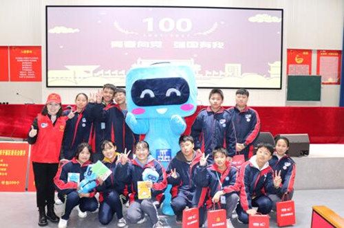 学生们与中建五局吉祥物进行合影。受访单位供图