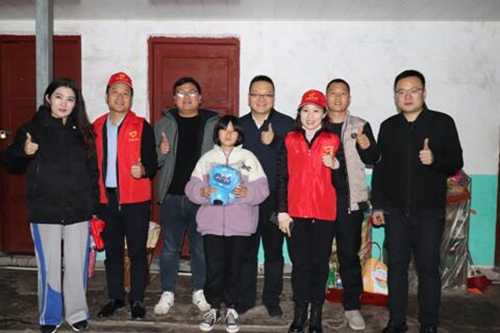 超英志愿者们与学生合影。受访单位供图