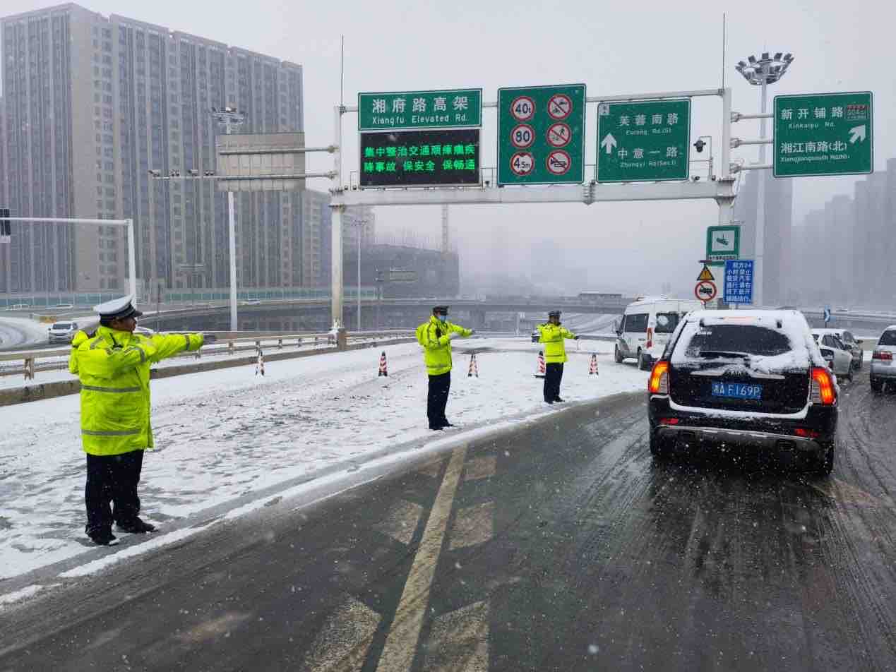 天心區交警在橋梁隧道指揮疏導交通 單位供圖
