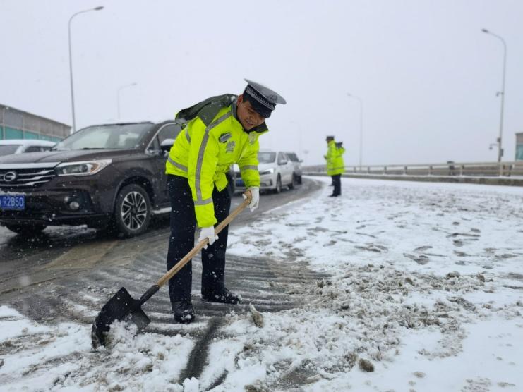 天心區交警在湘府路大橋持鐵鏟進行除雪工作 單位供圖