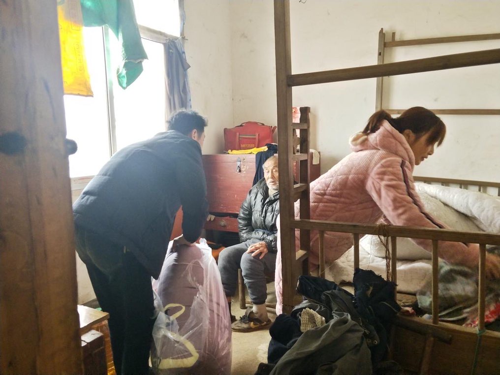 中和镇清江村的村支书吴旺和微网格长杨美华走访慰问孤寡老人，并为其送去生活物资。中和镇供图