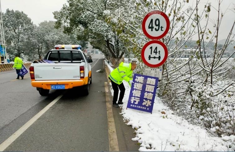 12月27日，南岳區公路建設養護中心工作人員在107國道橋梁處布設安全標牌。單位供圖