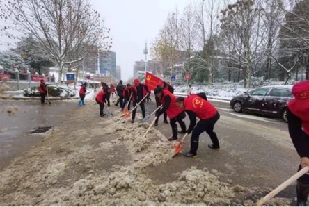 雙峰縣公路建設養護中心工作人員清除道路積雪。單位供圖