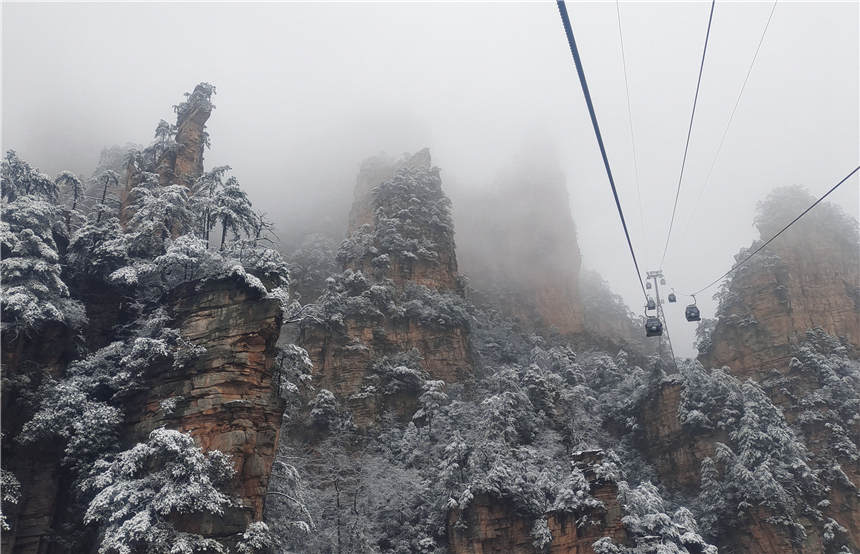 1月7日，在湖南張家界核心景區武陵源天子山拍攝的新年初雪。吳勇兵攝